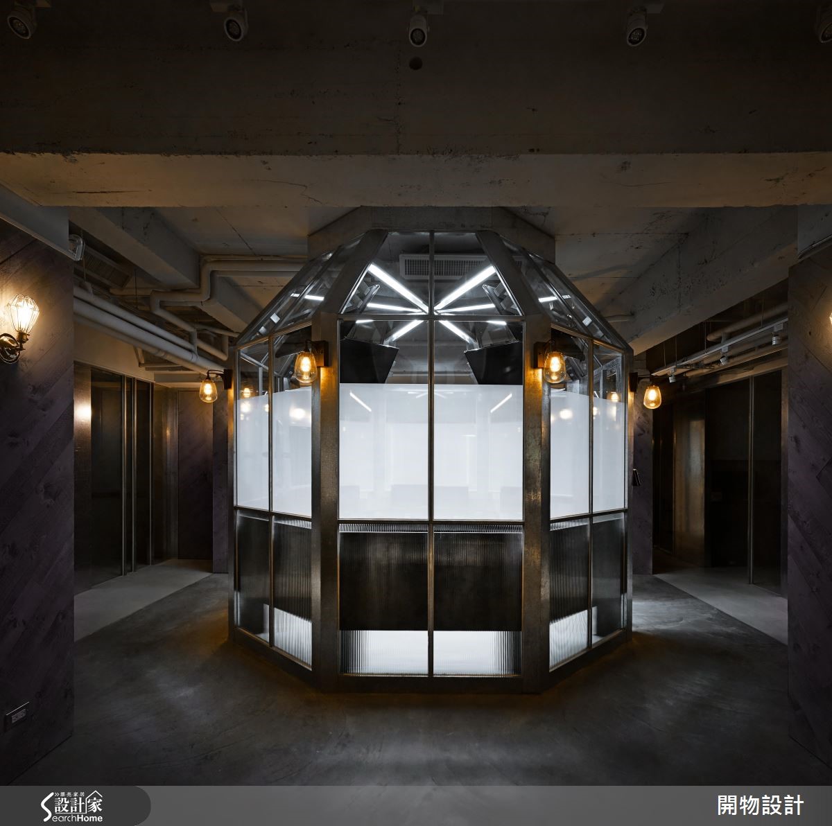 這裡是 70 坪的商業空間,設計師翻轉創意,以鍍鋅鐵為